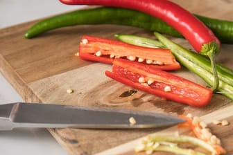 Wie scharf eine Chilischote ist, hängt vom Capsaicin-Gehalt der jeweiligen Sorte ab.