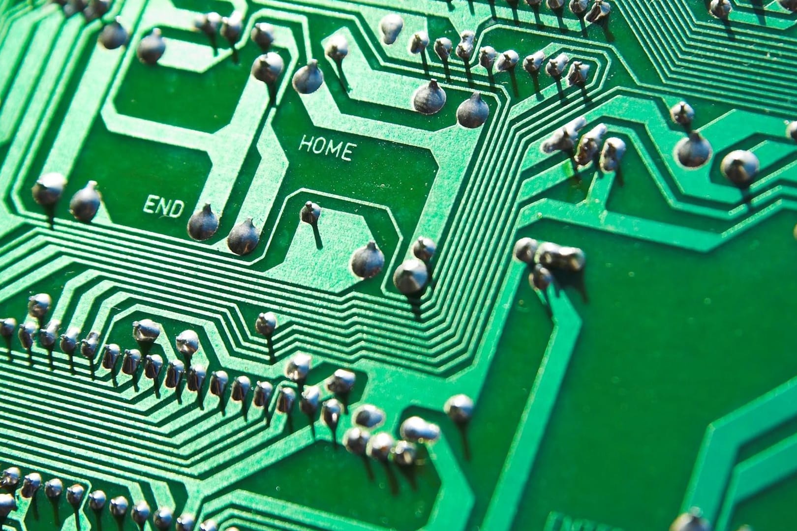 Ein Mikrochip (Symbolbild): Künftig könnten mehr Halbleiter auch in Deutschland entstehen. Ein Mikrochip (Symbolbild): Künftig könnten mehr Halbleiter auch in Deutschland entstehen.