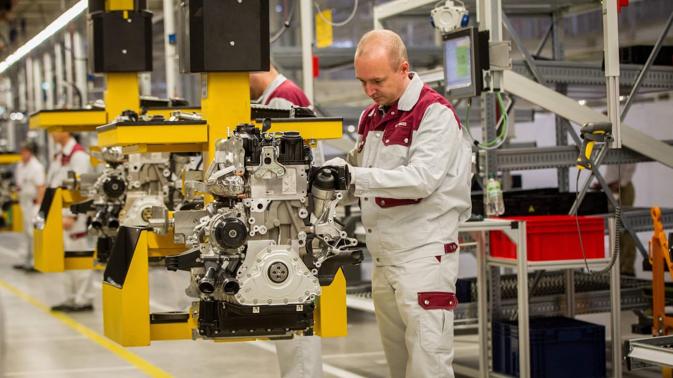 Ein Mercedes-Mitarbeiter arbeitet an einem Motor /Symbolbild): Unternehmen in Deutschland machen bürokratische Hürden und hohe Energiepreise zu schaffen.