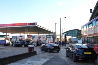 Autofahrer stehen an einer Londoner Tankstelle in einer Schlange, um zu tanken: Im Vereinigten Königreich sitzen derzeit viele Tankstellen auf dem Trockenen.