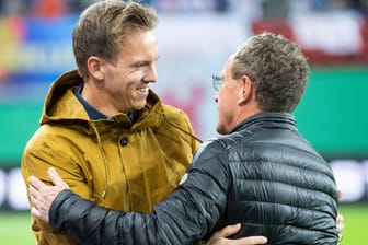Julian Nagelsmann (l.) und Ralf Rangnick: Der frühere Leipzig-Manager Rangnick hätte seinen Trainer nicht gehen lassen.