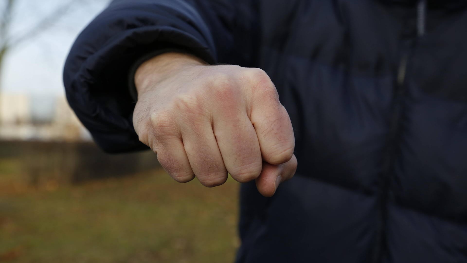 Ein Mann ballt seine Faust (Symbolbild): Immer wieder werden in Hauptstadt wohnungslose Menschen angegriffen.