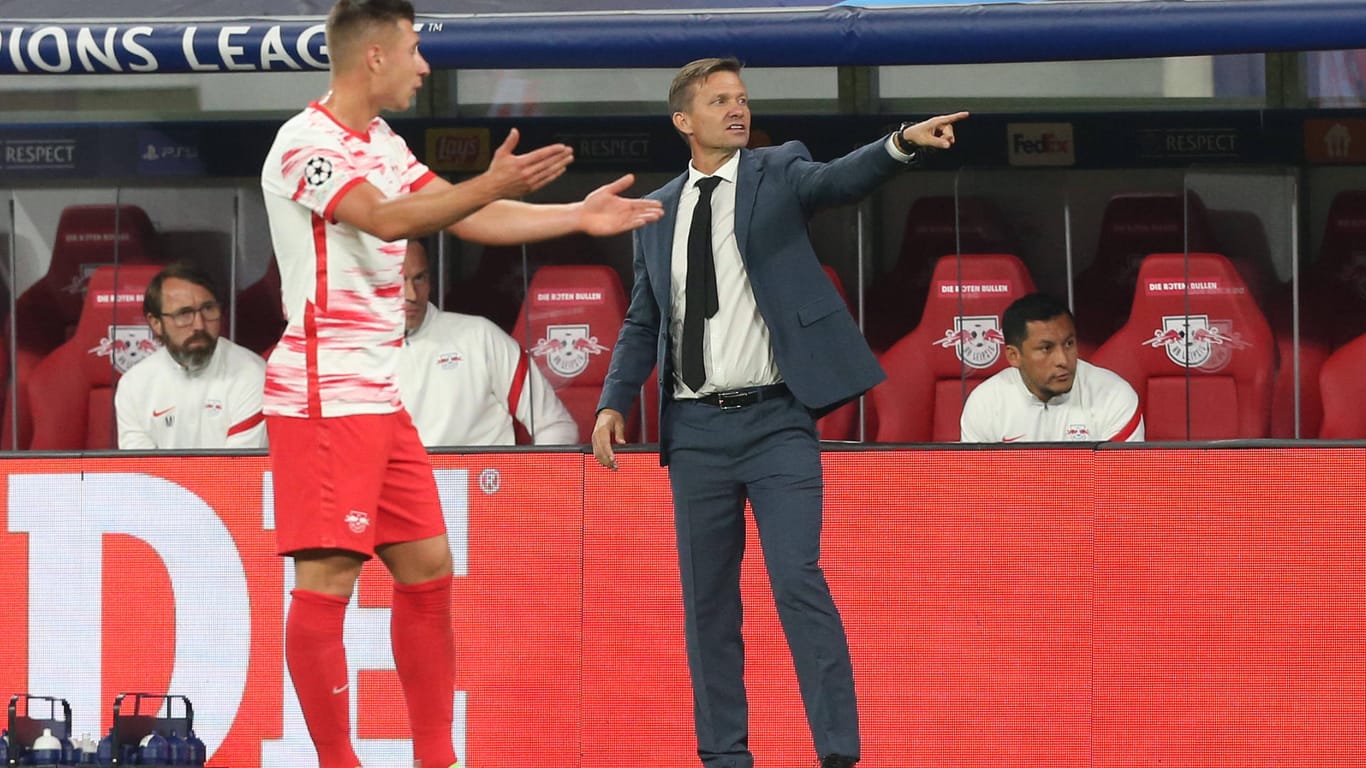 Welche Richtung? Leipzigs Verteidiger Orban (l.) und Trainer Jesse Marsch offenbar uneins im Spiel gegen Brügge.