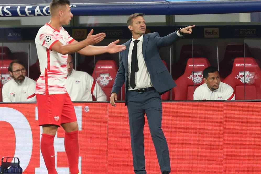 Welche Richtung? Leipzigs Verteidiger Orban (l.) und Trainer Jesse Marsch offenbar uneins im Spiel gegen Brügge.