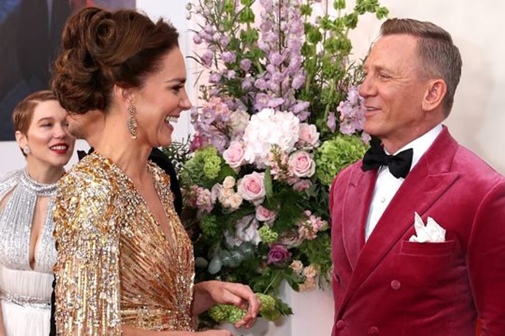 Daniel Craig (l) im Gespräch mit Herzogin Kate bei der Weltpremiere des neuen James Bond Films "No Time To Die".