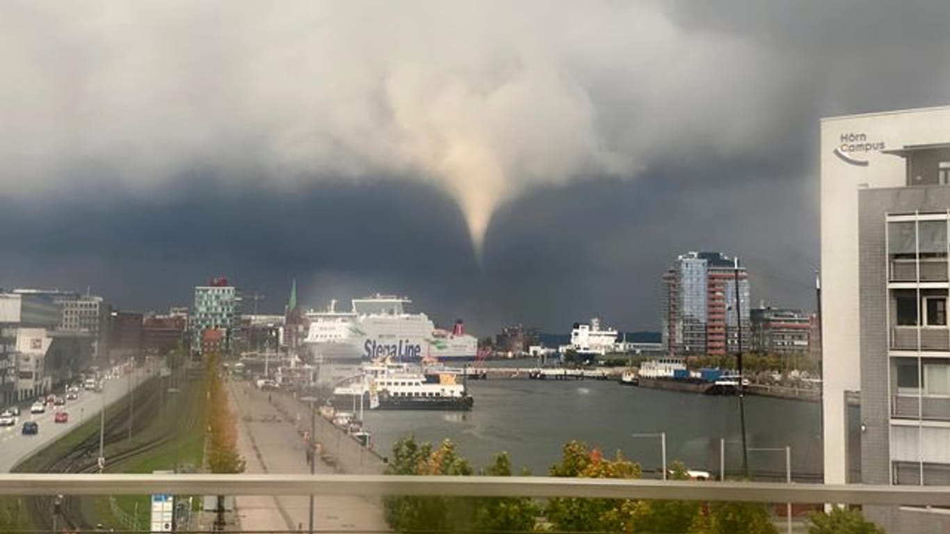 Ein Tornado fegt am frühen Abend über Kiel