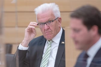 Winfried Kretschmann (l, Bündnis 90/Die Grünen)