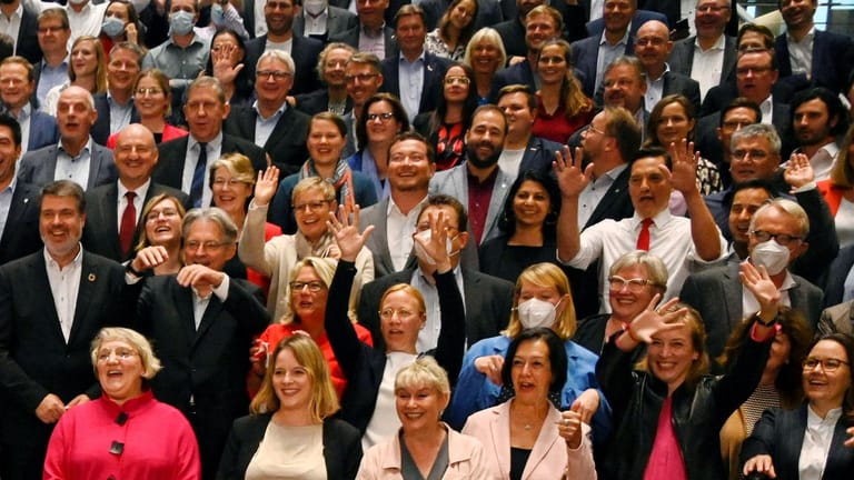 Bildtermin mit der neuen SPD Fraktion: Einmal Lächeln für die Kamera.