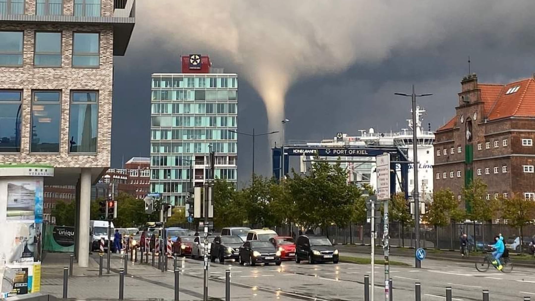 Unwetter in Kiel Tornado spült Menschen ins Wasser mehrere Verletzte