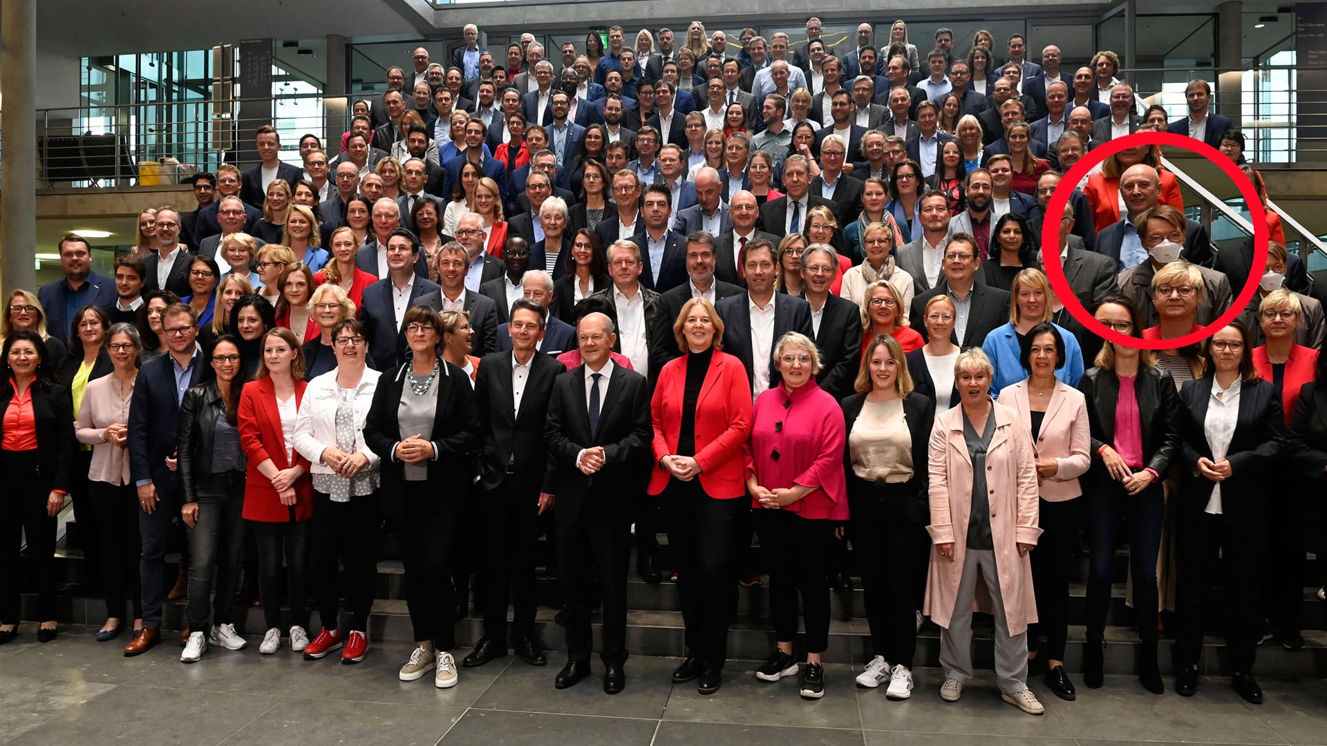 Die Genossinen und Genossen im Bundestag: Die SPD-Abgeordneten kamen zum Gruppenfoto zusammen.