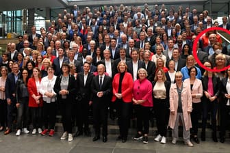 Die Genossinen und Genossen im Bundestag: Die SPD-Abgeordneten kamen zum Gruppenfoto zusammen.