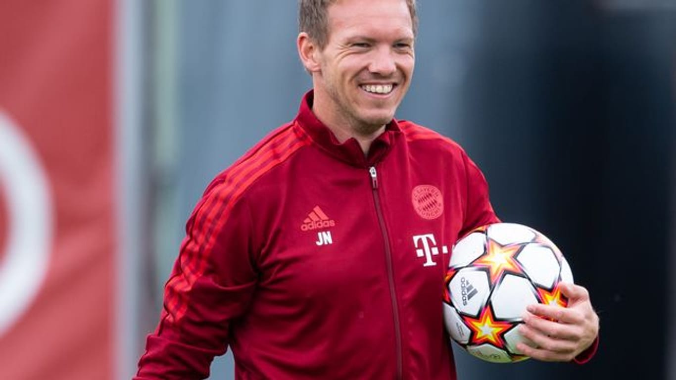 Bayern-Trainer Julian Nagelsmann hat sich für eine Startelf mit dem Abwehrtrio Niklas Süle, Dayot Upamecano und Lucas Hernández entschieden.