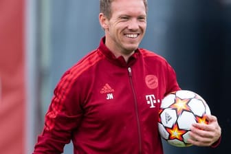 Bayern-Trainer Julian Nagelsmann hat sich für eine Startelf mit dem Abwehrtrio Niklas Süle, Dayot Upamecano und Lucas Hernández entschieden.