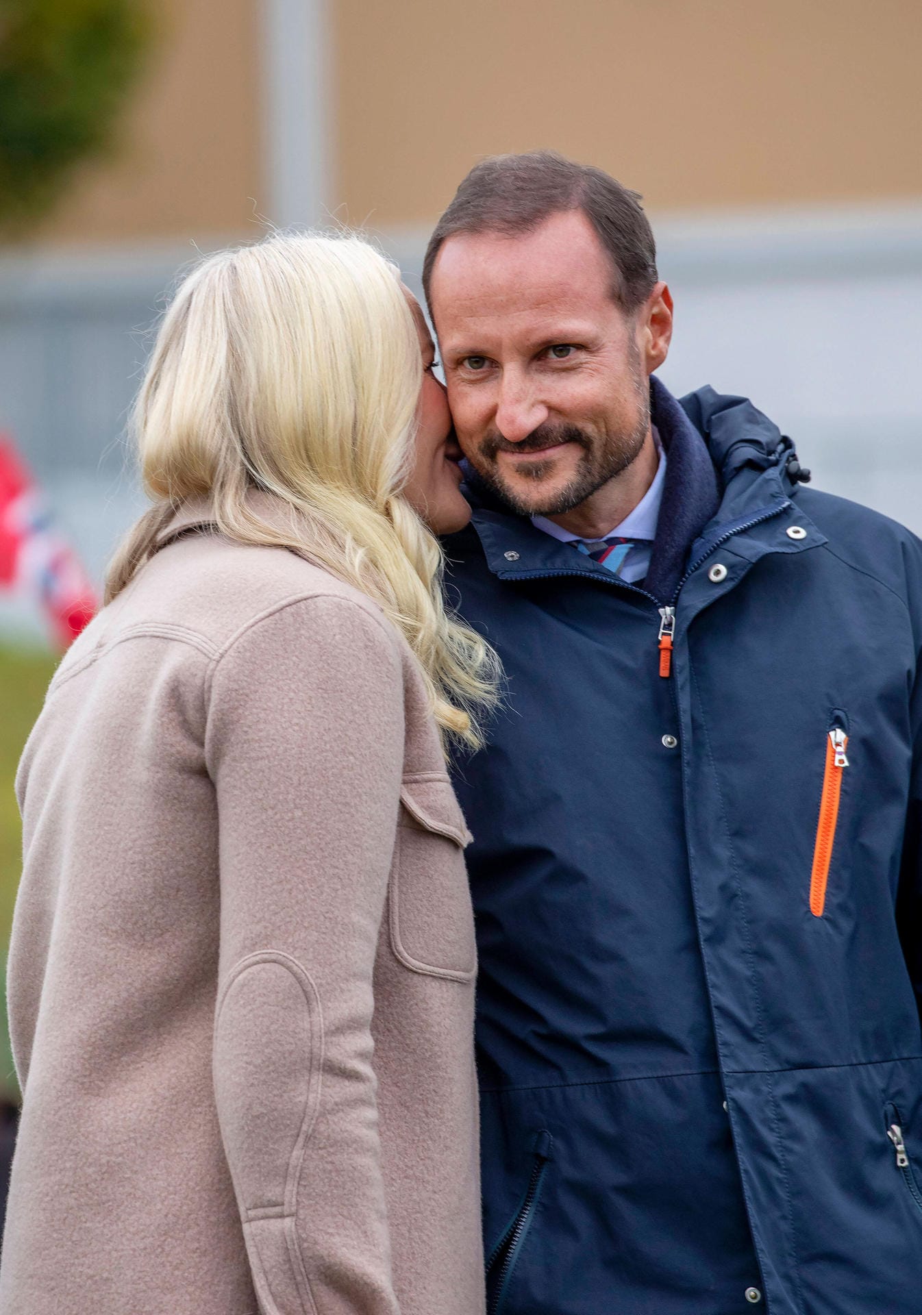 Für Haakon gab es sogar einen Kuss auf die Wange von Mette-Marit.