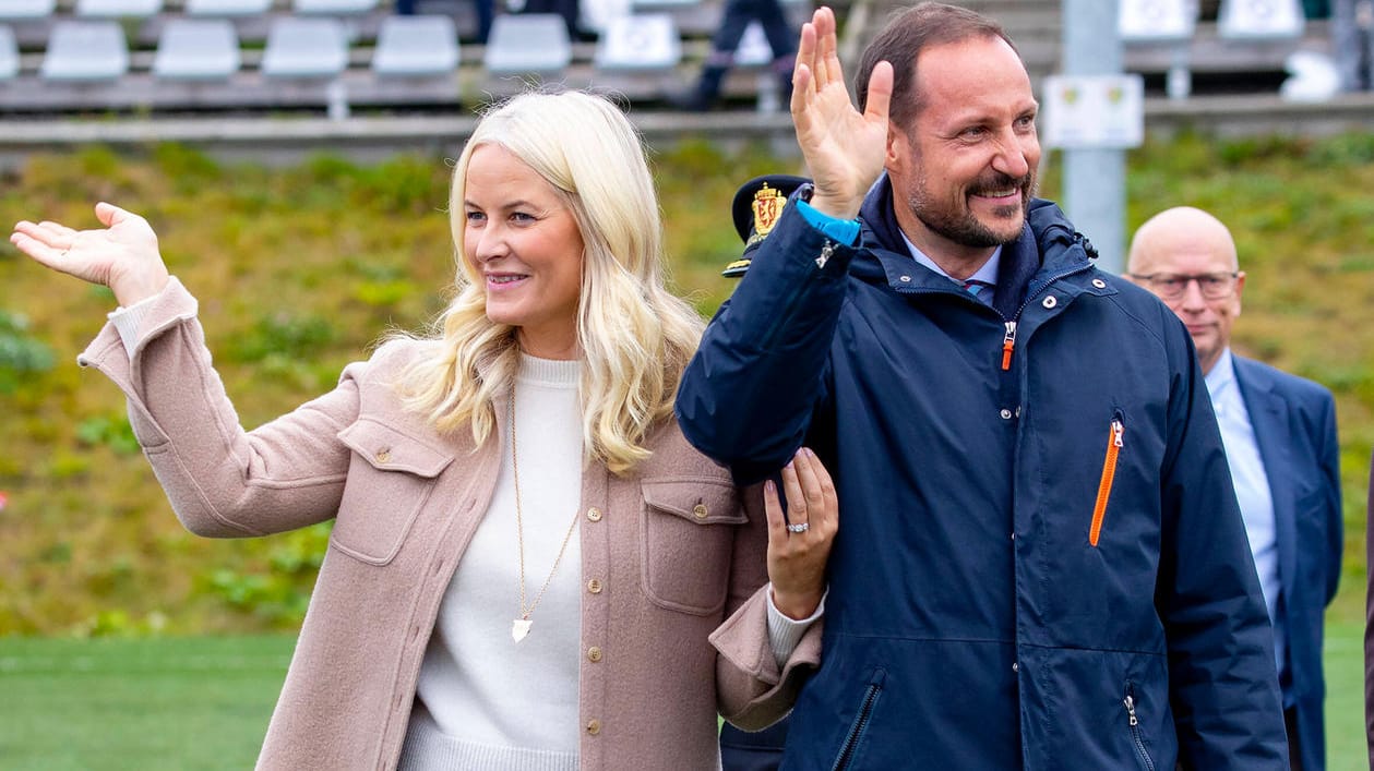 Mette-Marit und Haakon von Norwegen besuchen an drei aufeinanderfolgenden Tagen vier Gemeinden in der Provinz Viken.