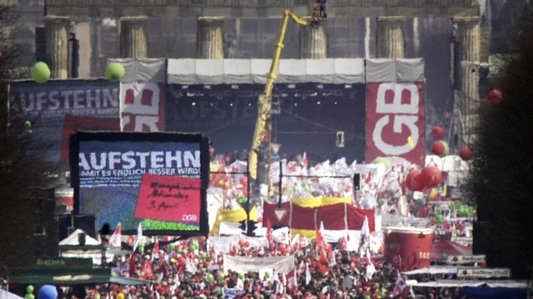 Menschenmenge vor der DGB-Bühne am Brandenburger Tor anlässlich der Anti-Hartz-IV-Demo im Jahr 2004.