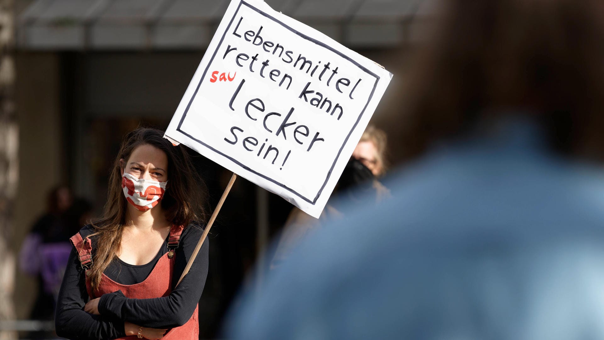 Eine Demonstrantin bei einer Kundgebung gegen Lebensmittelverschwendung (Symboldbild): Die größte Menge an Nahrugsmittelabfällen entsteht in Privathaushalten.