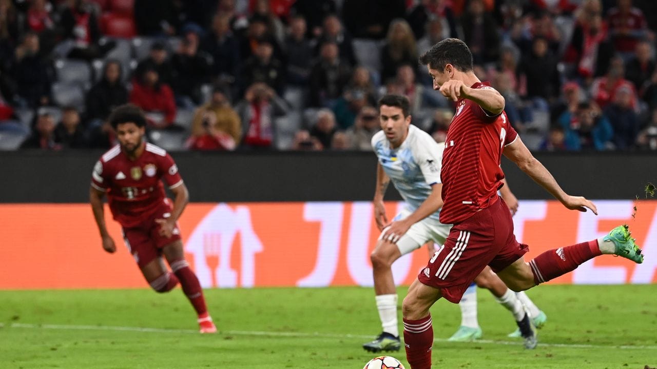 Weltfußballer Robert Lewandowski brachte die Bayern vom Elfmeterpunkt in Führung.