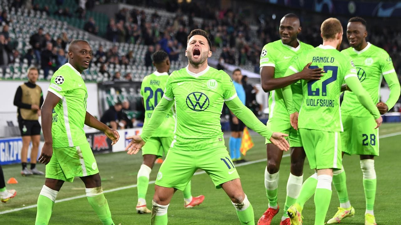 Wolfsburgs Renato Steffen (M) bejubelt mit seinen Teamkameraden sein Tor zum 1:0 gegen den FC Sevilla.