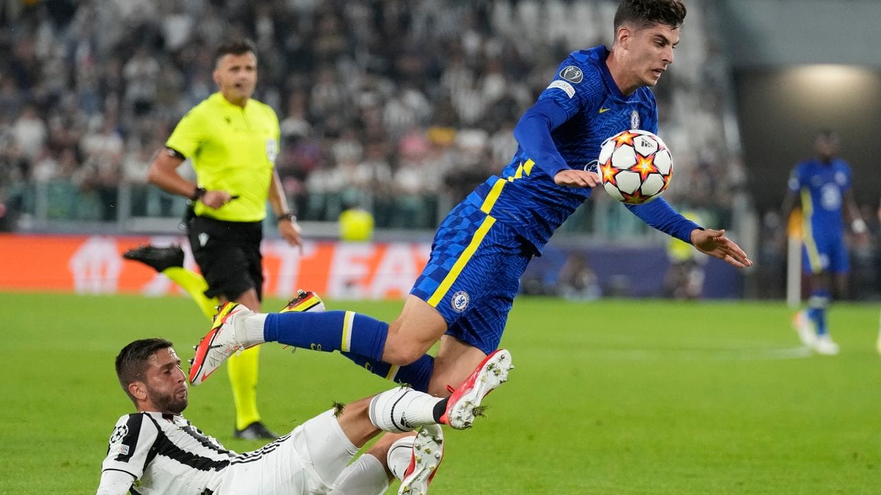 Rodrigo Bentancur (l) von Juventus Turin foult Kai Havertz vom FC Chelsea beim Kampf um den Ball.