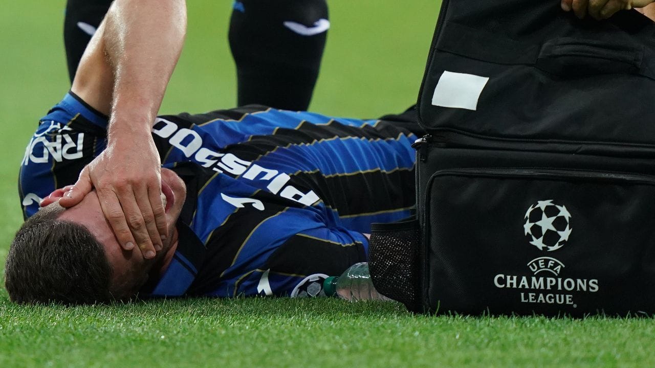 Robin Gosens von Atalanta Bergamo liegt verletzt auf dem Spielfeld.