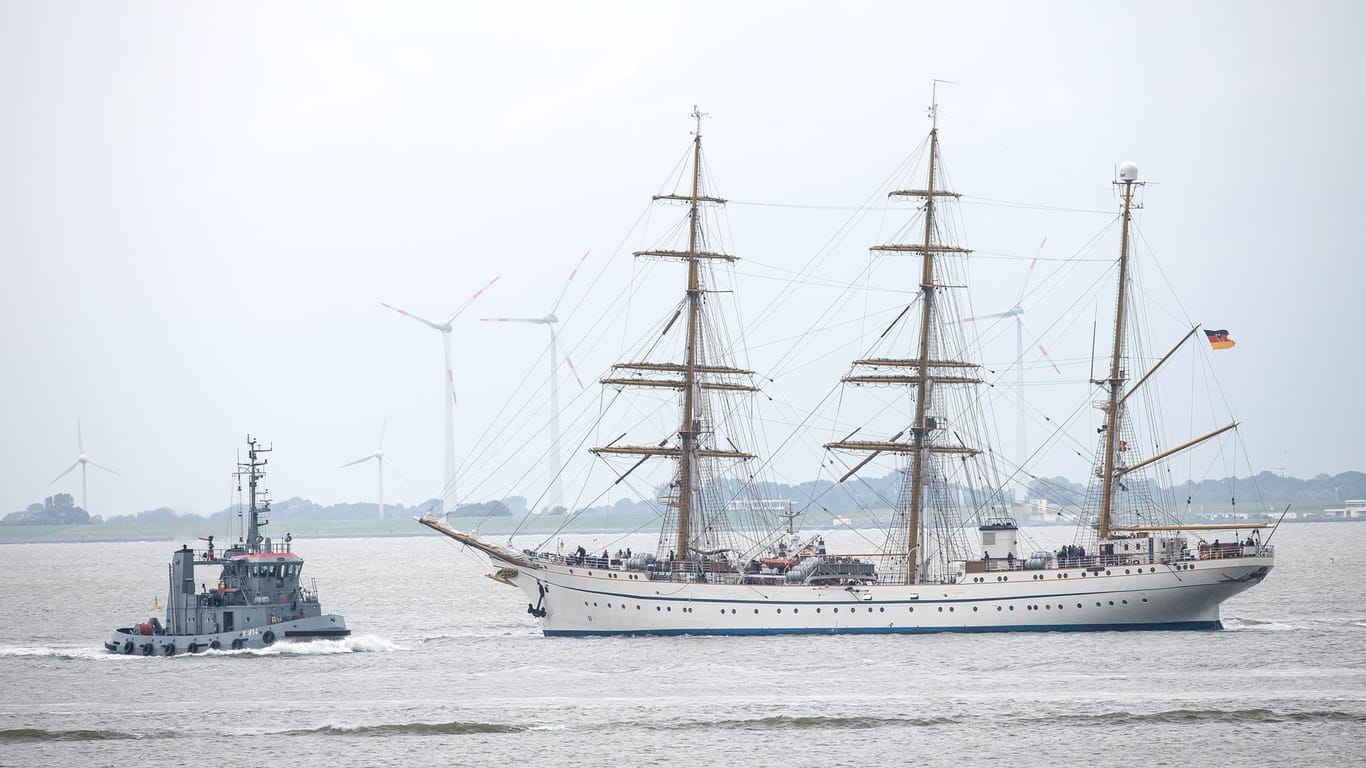 Wilhelmshaven: Die "Gorch Fock" verlässt zu einer Probefahrt den Hafen.