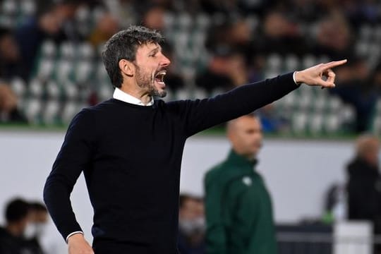 Wolfsburgs Trainer Mark van Bommel war nach dem Videobeweis bedient.