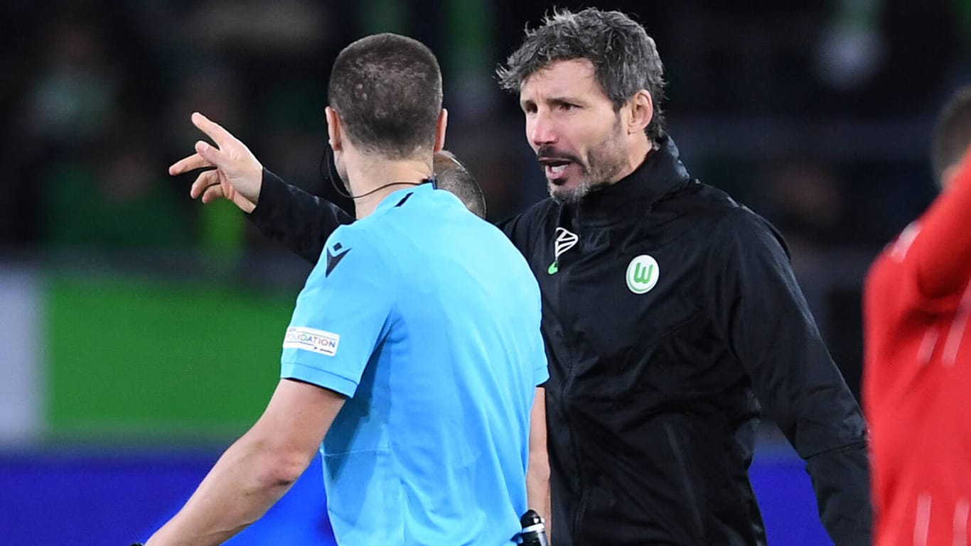 Mark van Bommel: Wolfsburgs Trainer diskutierte nach Schlusspfiff mit Schiedsrichter Georgi Kabakov.