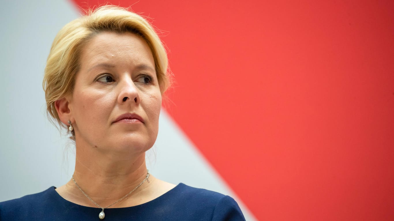 Franziska Giffey waehrend einer Pressekonferenz am Tag nach der Bundestagswahl im Willy-Brandt-Haus: Die designierte Regierende Bürgermeisterin hat sich zum Rücktritt der Berliner Wahlleiterin geäußert.