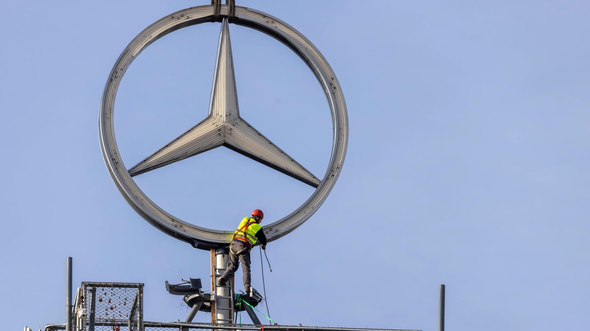 Umbauarbeiten am Konzern (Symbolbild): Daimler plant einen "historischen" Einschnitt, wie das Unternehmen es selbst nennt. Am Freitag entscheiden die Aktionäre über die Abspaltung der LKW-Sparte.