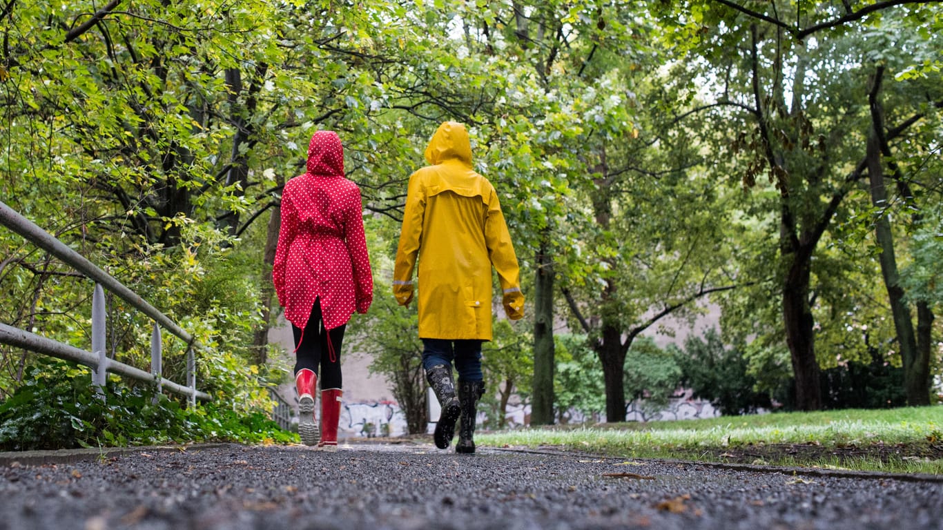Herbstwetter: Regenjacke und Gummistiefel gehören dann zu Kleidungsstücken der Wahl.