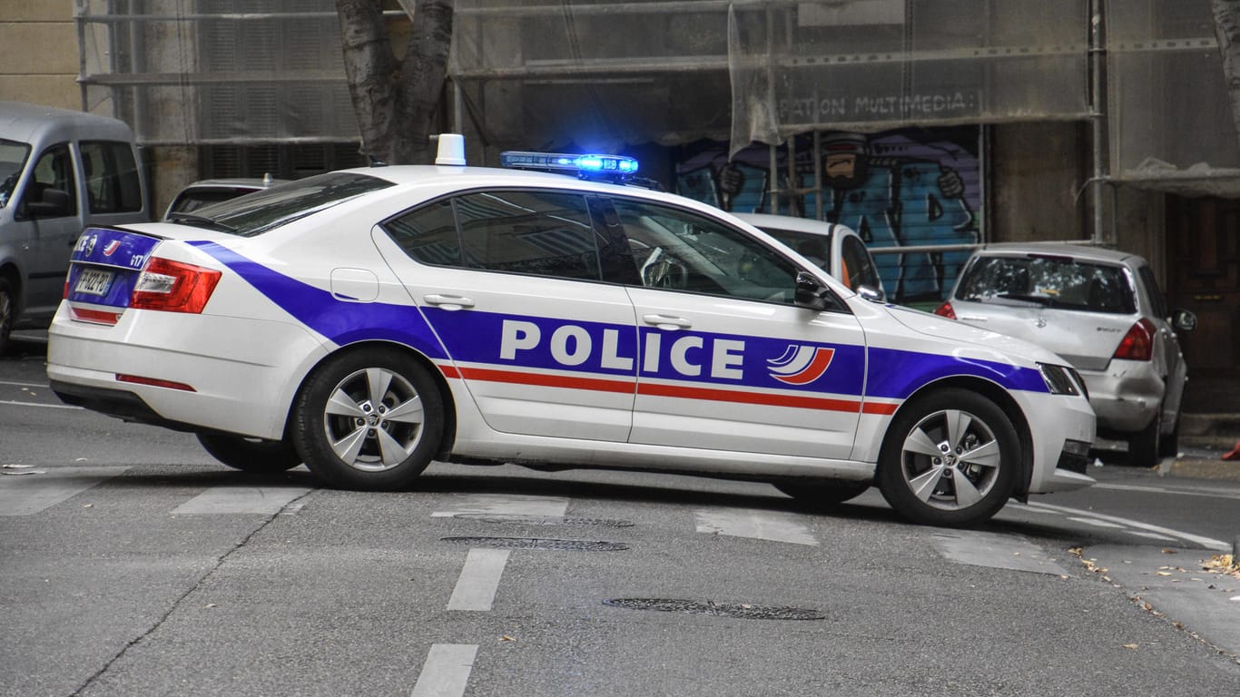 Wagen der französischen Polizei (Symbolfoto): In Frankreich hat sich ein schreckliches Verbrechen zugetragen.