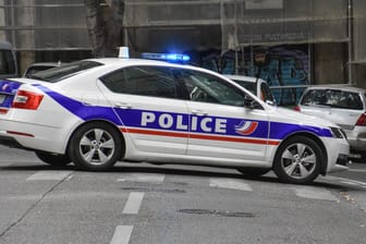 Wagen der französischen Polizei (Symbolfoto): In Frankreich hat sich ein schreckliches Verbrechen zugetragen.
