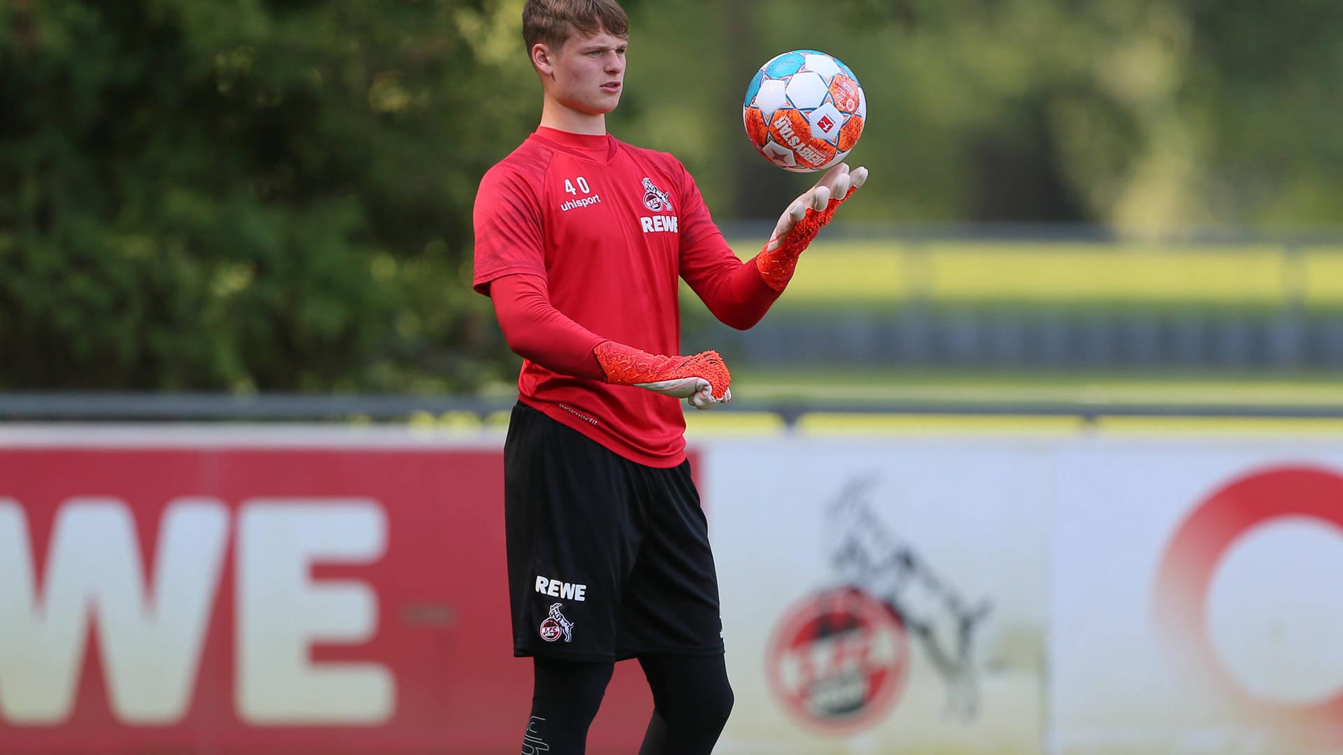 Jonas Urbig mit Ball (Archivbild): Der Torhüter zeigte eine starke Leistung gegen Genk.