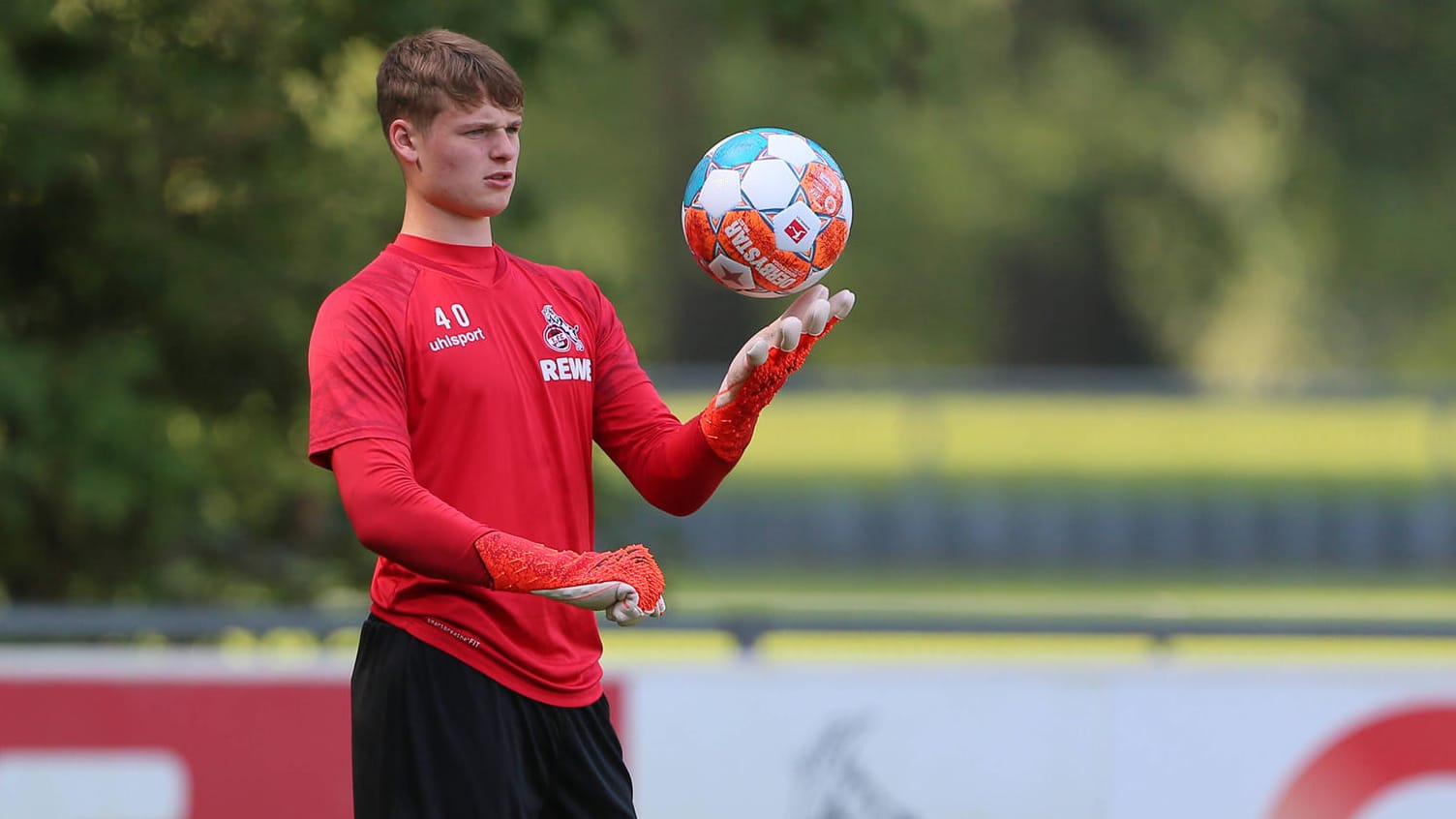 Jonas Urbig mit Ball (Archivbild): Der Torhüter zeigte eine starke Leistung gegen Genk.