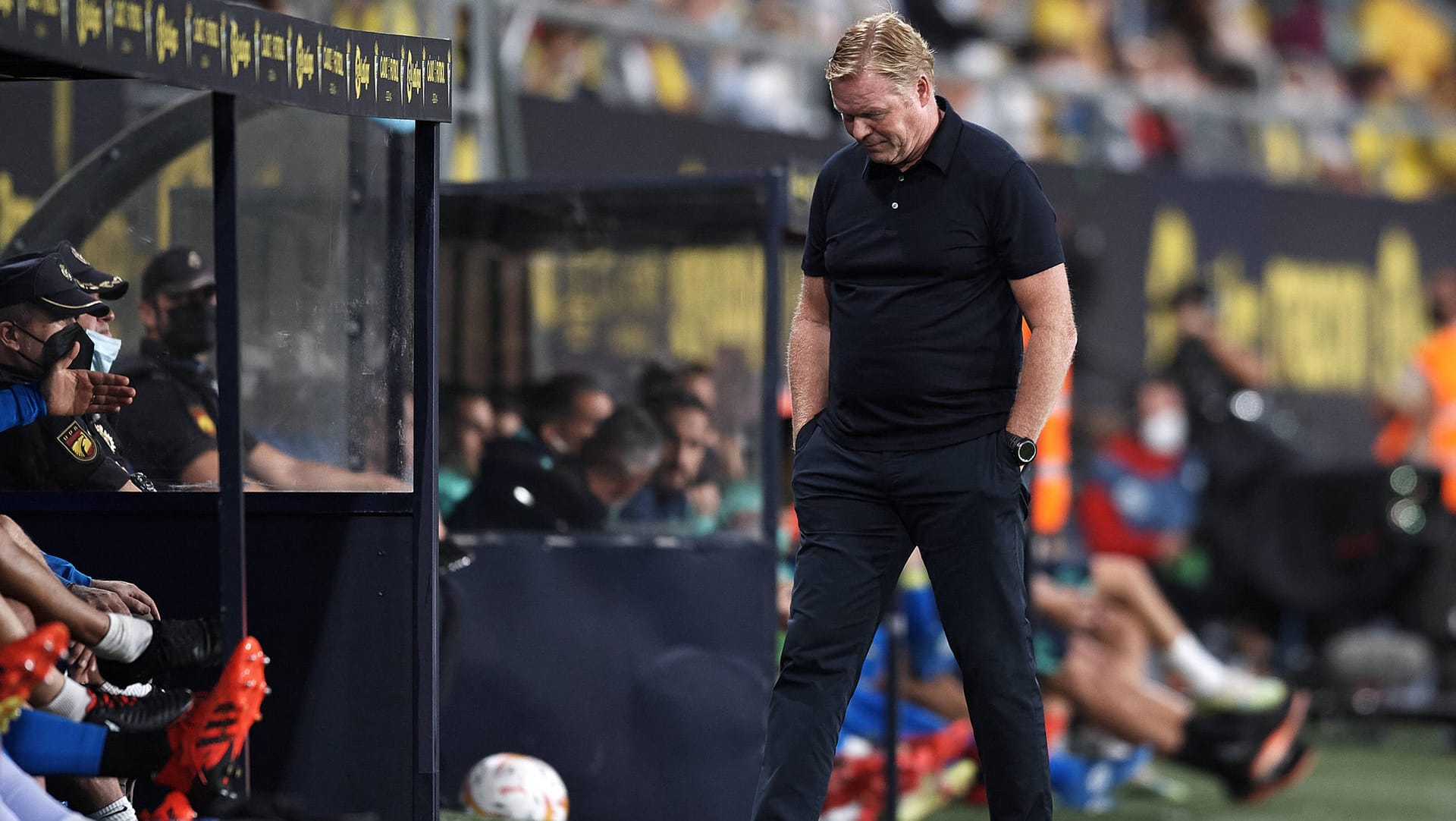 Ronald Koeman: Der Trainer des FC Barcelona verließ gesenkten Hauptes das Estadio da Luz in Lissabon. Ronald Koeman: Der Trainer des FC Barcelona verließ gesenkten Hauptes das Estadio da Luz in Lissabon.