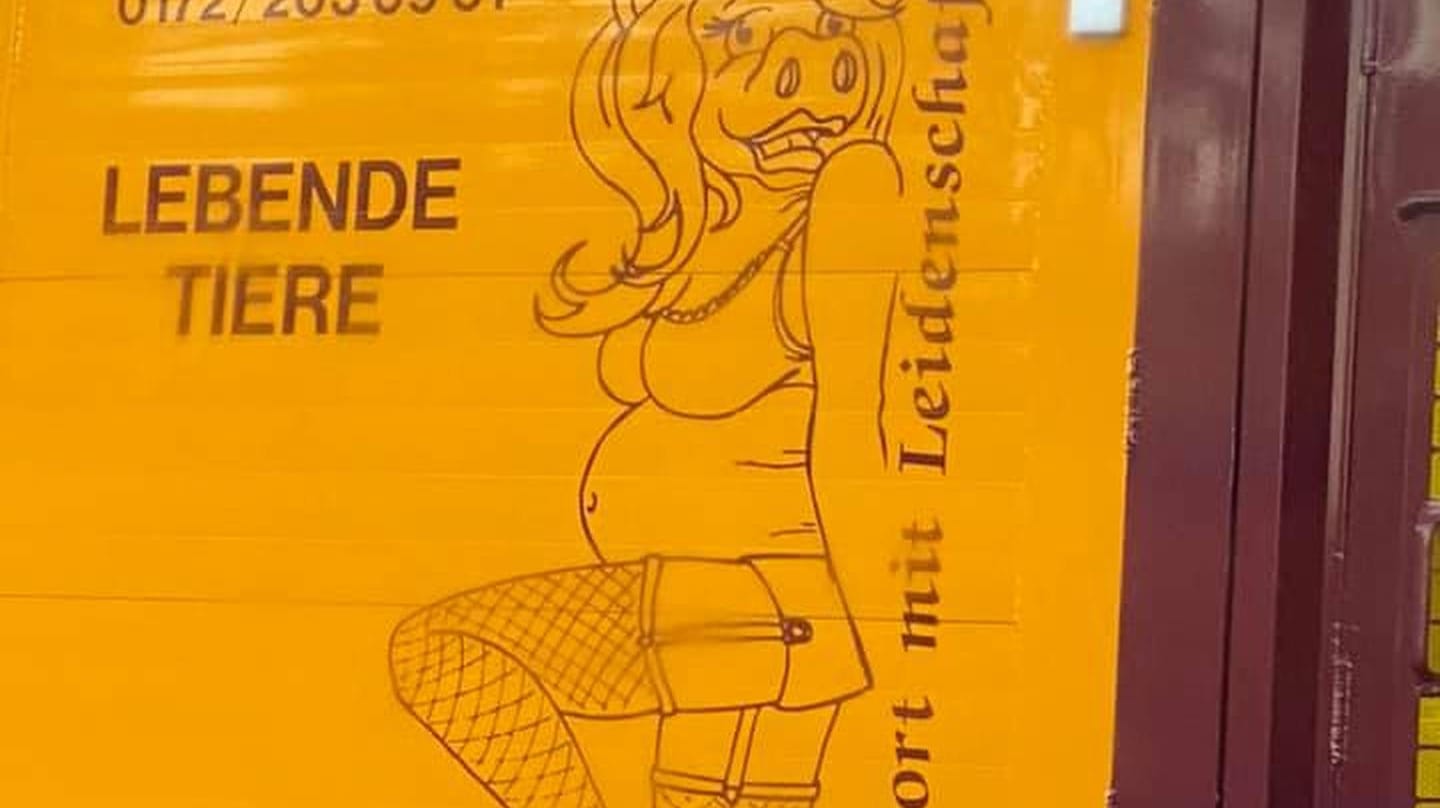 Diese Werbung auf einem Vieh-Transporter sorgt für Aufruhr: Nun beschäftigt sich auch der Werberat damit. Diese Werbung auf einem Vieh-Transporter sorgt für Aufruhr: Nun beschäftigt sich auch der Werberat damit.