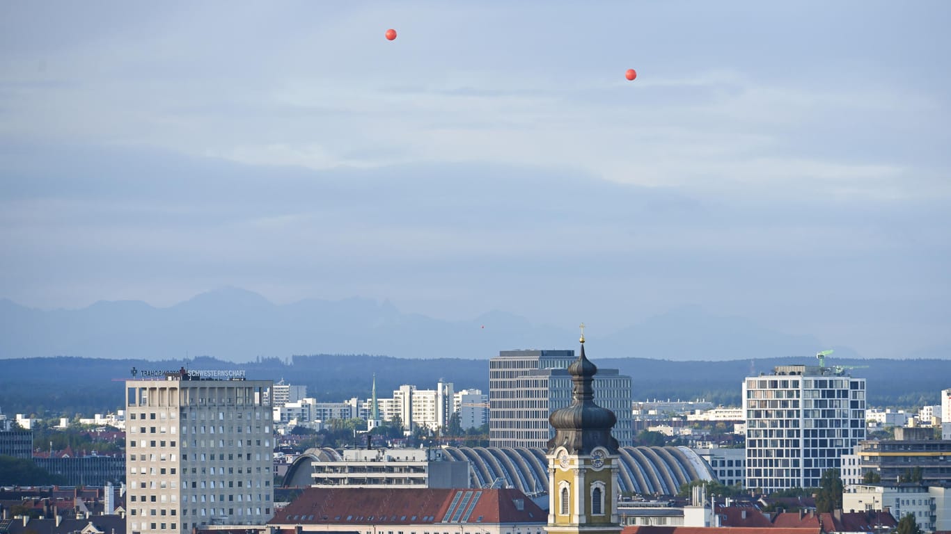 Zwei Ballons fliegen über den Münchner Dächern: Die Ballons sollen die Höhe zweier Hochhaus-Projekte verdeutlichen, die bei den Paketposthalle in Neuhausen geplant werden.