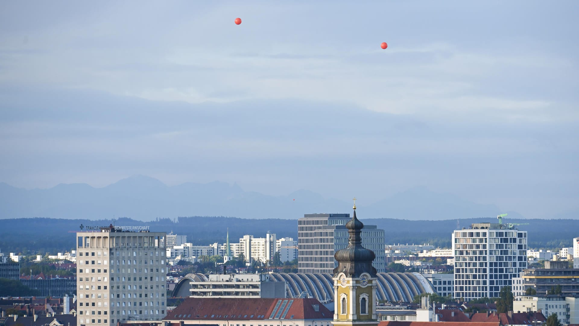Zwei Ballons fliegen über den Münchner Dächern: Die Ballons sollen die Höhe zweier Hochhaus-Projekte verdeutlichen, die bei den Paketposthalle in Neuhausen geplant werden. Zwei Ballons fliegen über den Münchner Dächern: Die Ballons sollen die Höhe zweier Hochhaus-Projekte verdeutlichen, die bei den Paketposthalle in Neuhausen geplant werden.