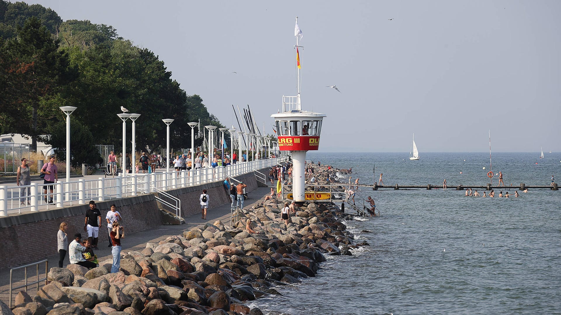 Rettungsturm in Travemünde (Symbolfoto): Retter haben eine Seglerin reanimiert.