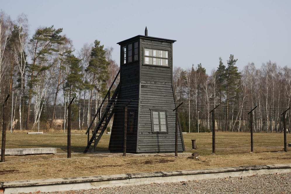 Wachturm in der Gedenkstätte des Konzentrationslagers Stutthof: Eine frühere Sekretärin in dem KZ ist vor Prozessbeginn flüchtig.