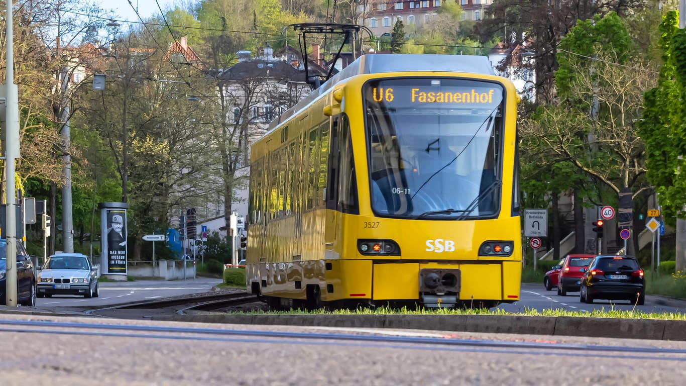 Eine Stadtbahn in Stuttgart (Archivbild): In solche Gleise, wie im Vordergrund zu sehen, ist ein Radfahrer gestürzt und hat sich schwer verletzt.