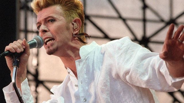 Der britische Musiker David Bowie tritt beim Festival "Go Bang" auf dem Lübecker Flughafen Blankensee auf.