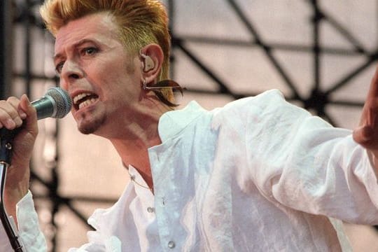 Der britische Musiker David Bowie tritt beim Festival "Go Bang" auf dem Lübecker Flughafen Blankensee auf.