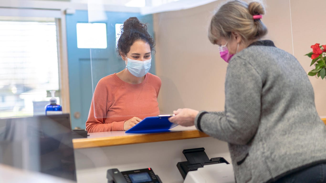 Patientin in einer Arztpraxis (Symbolbild): Das Gesundheitswesen wird Schritt für Schritt digitaler – auch bei der Krankschreibung.