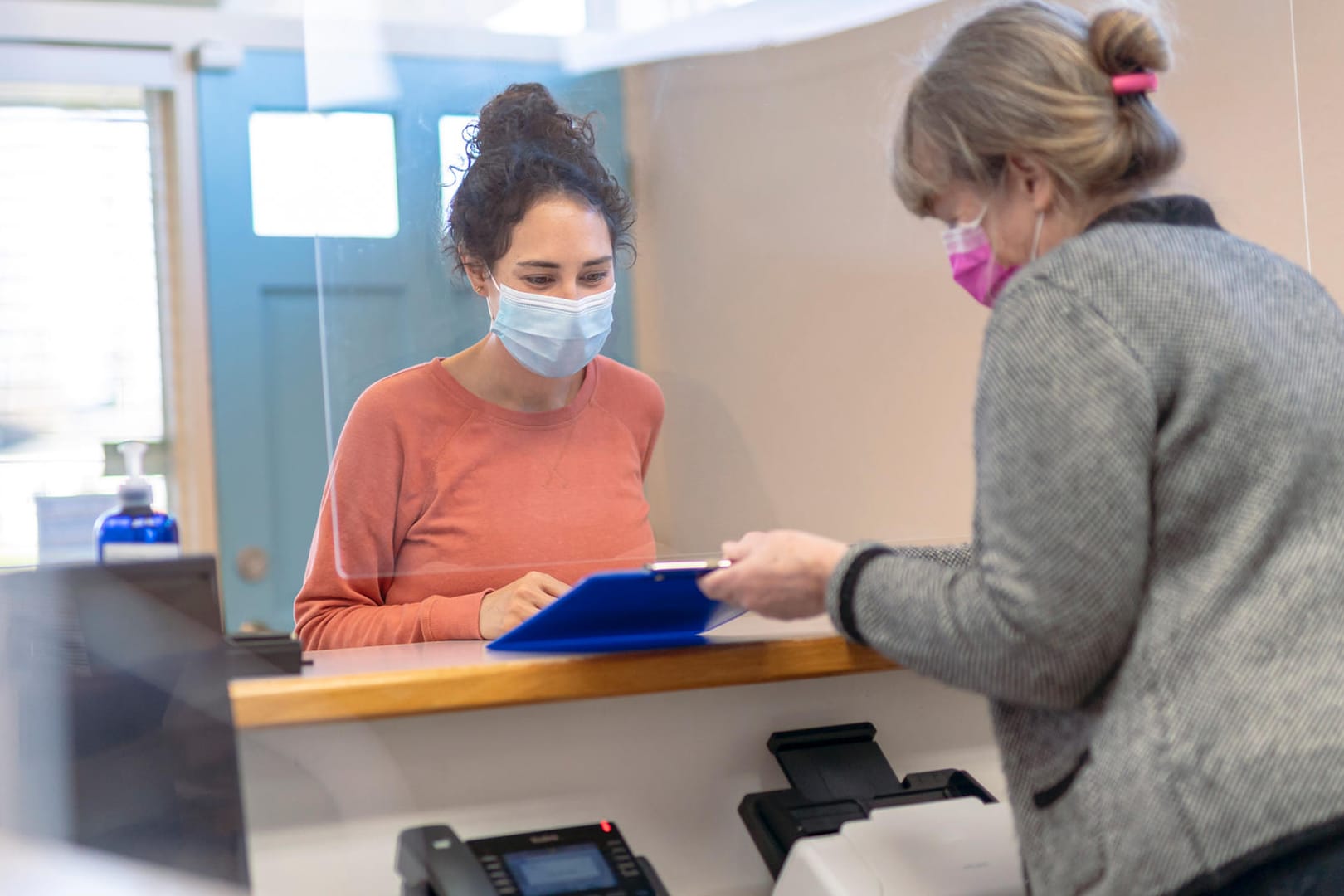 Patientin in einer Arztpraxis (Symbolbild): Das Gesundheitswesen wird Schritt für Schritt digitaler – auch bei der Krankschreibung.