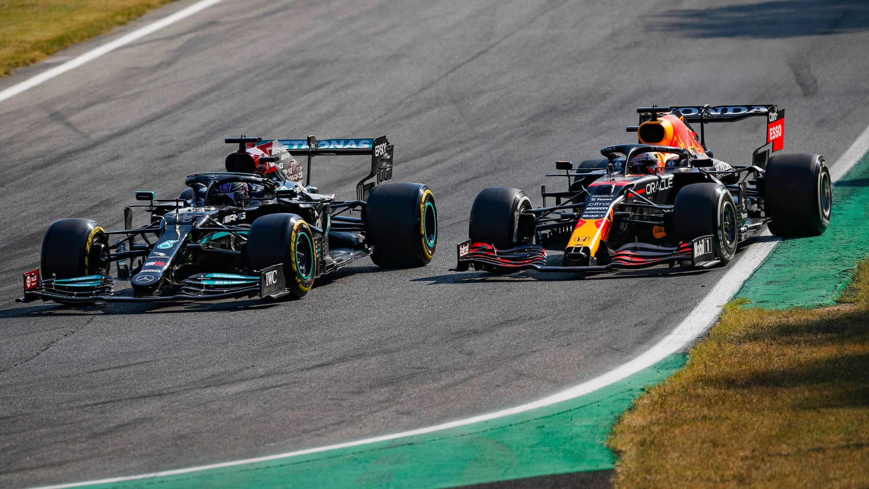 Die WM-Topfavoriten Lewis Hamilton (l.) und Max Verstappen duellieren sich gegen Ende der diesjährigen Saison auch in Katar.