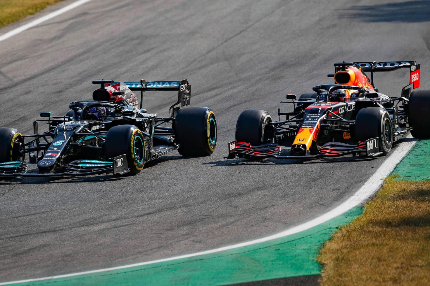 Die WM-Topfavoriten Lewis Hamilton (l.) und Max Verstappen duellieren sich gegen Ende der diesjährigen Saison auch in Katar.