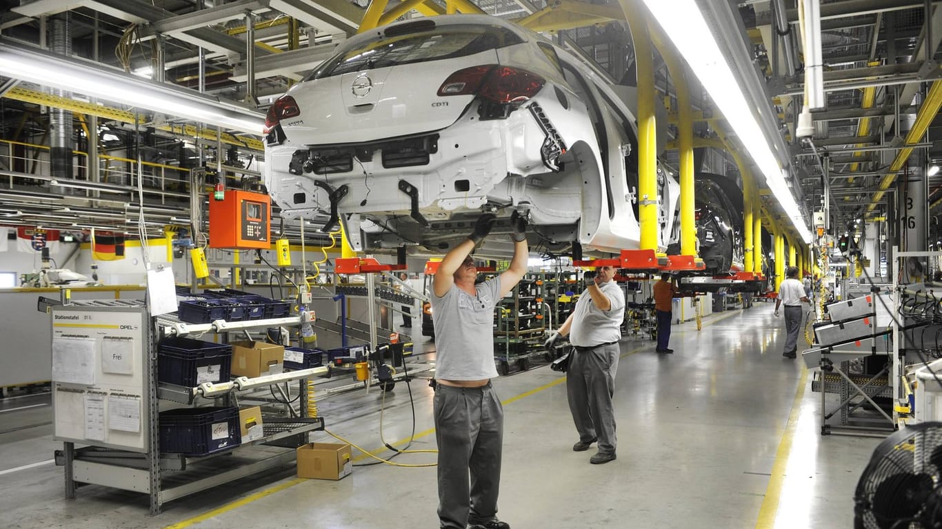 Opel-Mitarbeiter in der Produktion (Symbolbild): Bis zum Ende des Jahres stehen in Thüringen die Bänder still