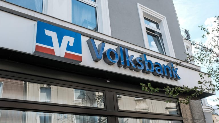 Volksbank-Filiale (Symbolbild): Kunden von zwei Volksbanken müssen schon ab einer Summe von 5.000 Euro Strafzinsen zahlen.